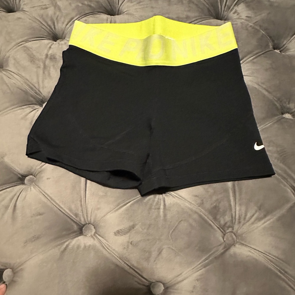 Nike pro Shorts - black and neon